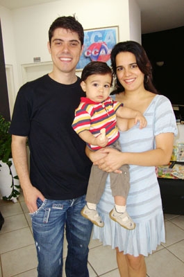 No “Garage Sale”: papai Daniel Pimenta, mamãe Fabiana Cassola e filhote Davi